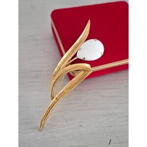 Vintage Sarah Coventry Solitude White Milk Glass Floral Swirl Brooch Pin